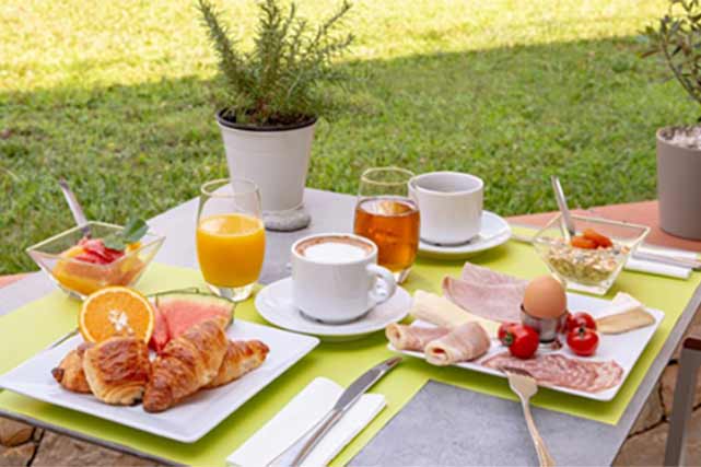 Venez prendre votre petit déjeuner sur la terrasse